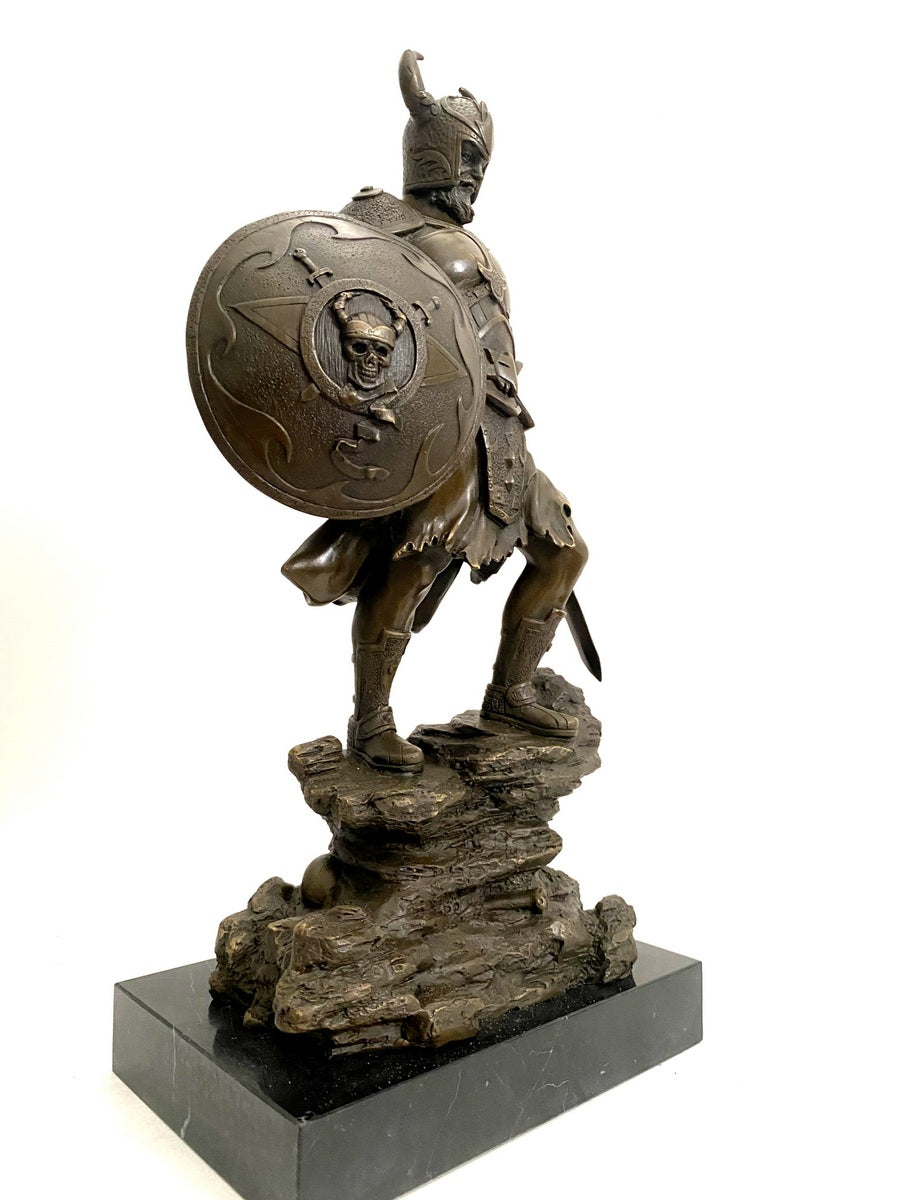 Bronzefigur Bronze Wikinger mit Schwert und Totenkopf Schild auf Marmorplatte