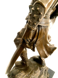 Bronzefigur Bronze Wikinger mit Schwert und Totenkopf Schild auf Marmorplatte