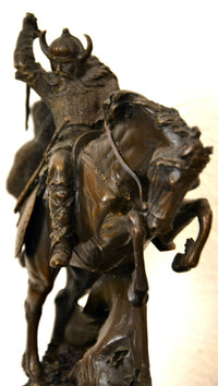 Viking à cheval en bronze avec signature de l'artiste