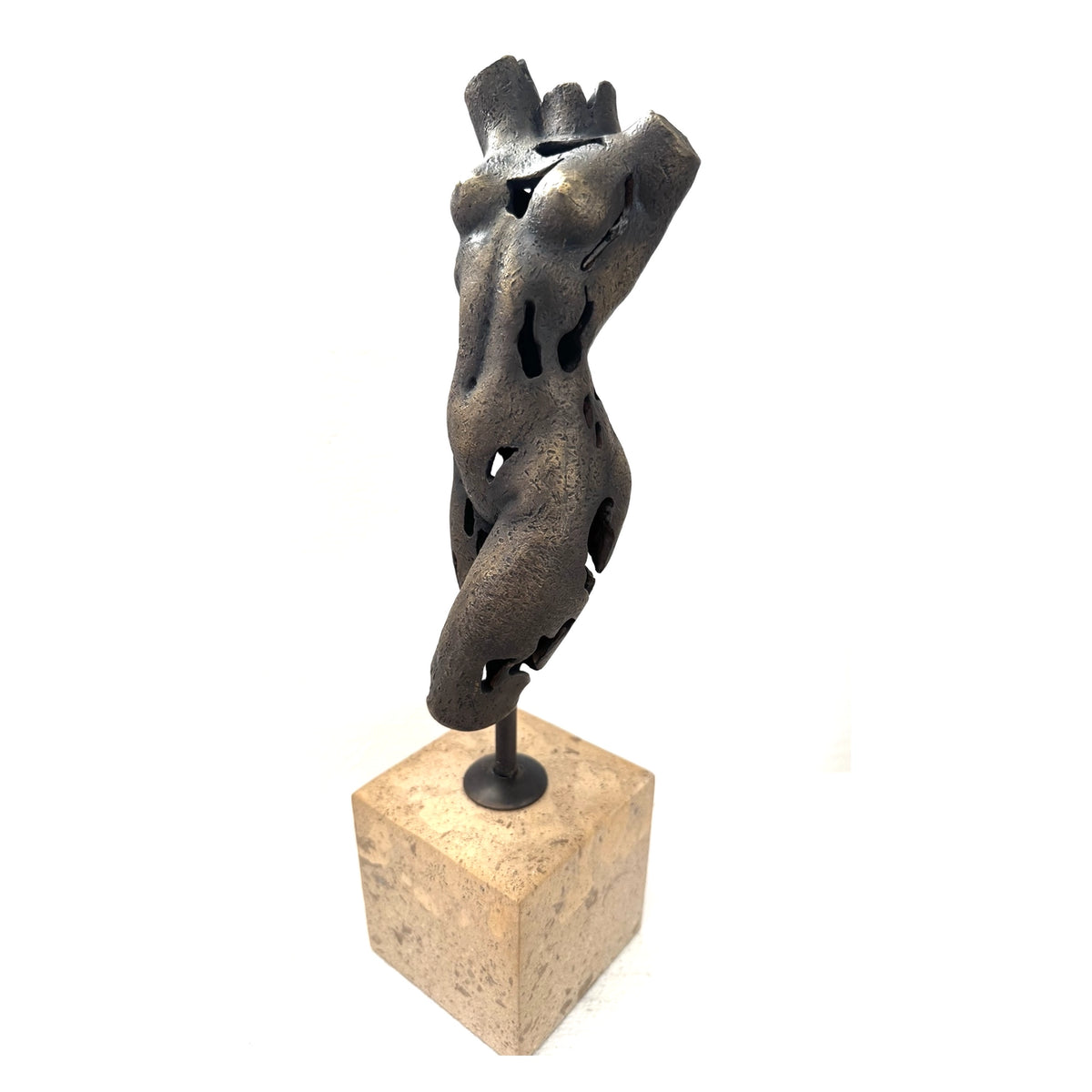 Abstrakter Frauentorso aus Bronze in seitlicher Ansicht mit Durchbrüchen, dunkler Metallhalterung und hellem Steinsockel.