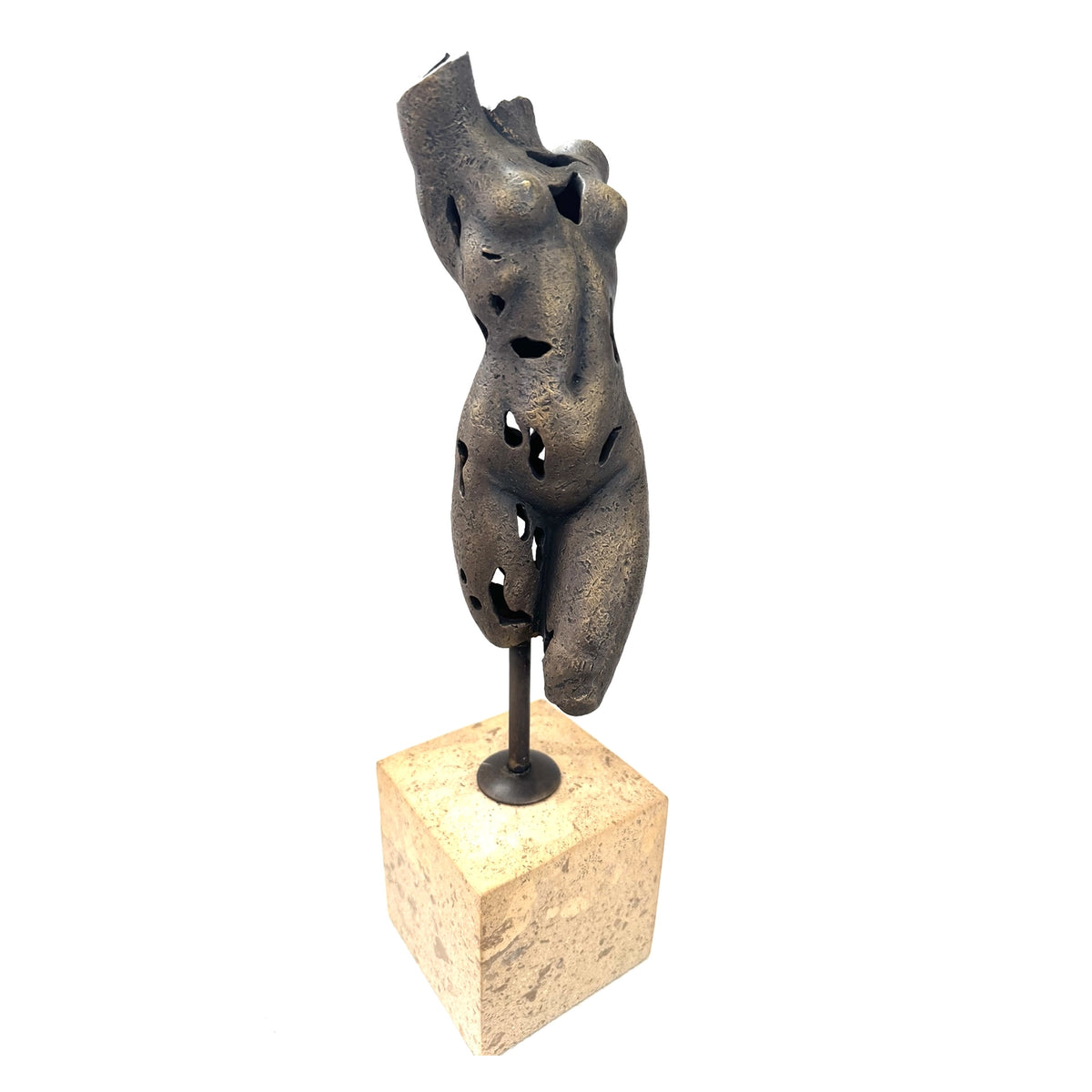 Abstrakter Frauentorso aus Bronze mit organischen Durchbrüchen auf hellem Steinsockel, von vorne fotografiert.