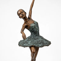 Detailansicht der Bronze-Ballerina mit geneigtem Kopf, modelliertem Oberkörper und ausgestelltem grün patiniertem Tutu.