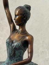 Detailansicht des Oberkörpers der Bronze-Ballerina mit hochgestecktem Haar und grün patiniertem Tutu.