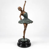 Frontansicht der Bronze-Tänzerin nach Edgar Degas mit seitlich ausgestrecktem Arm und angewinkeltem Bein.