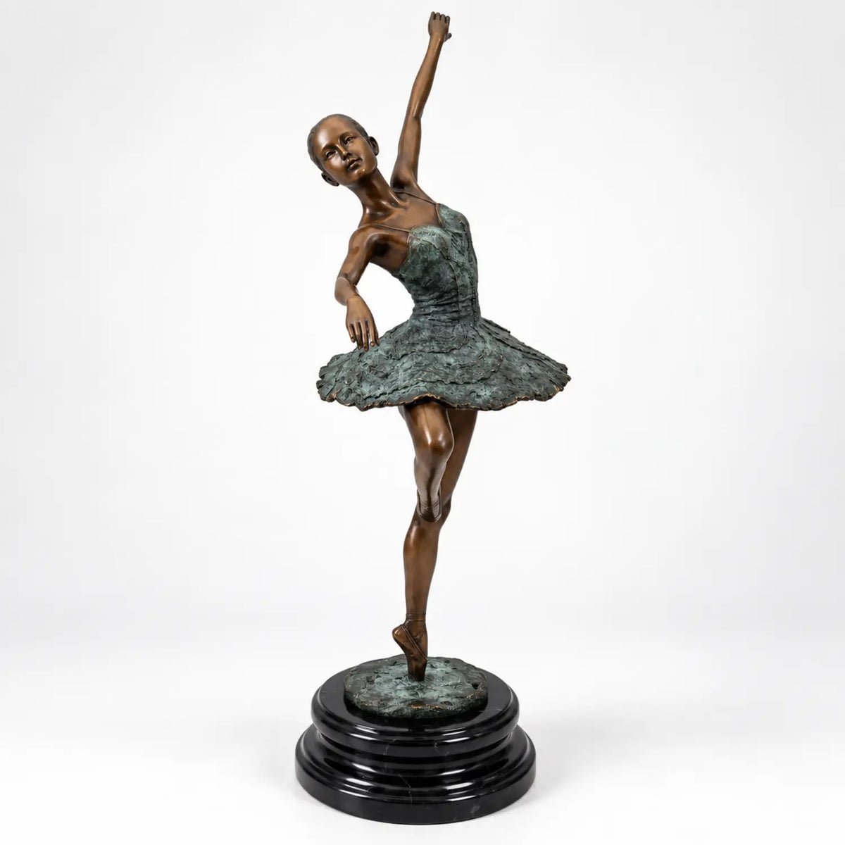 Frontansicht der Bronze-Tänzerin nach Edgar Degas mit seitlich ausgestrecktem Arm und angewinkeltem Bein.