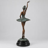 Dreiviertelansicht der Bronze-Ballerina mit erhobenem Arm und ausgestelltem grün patiniertem Tutu.