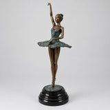 Bronze-Ballerina nach Edgar Degas mit erhobenem Arm und grün patiniertem Tutu auf schwarzem Marmorsockel.