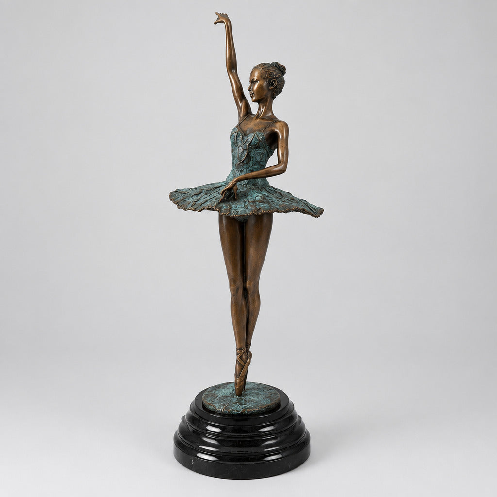 Bronze-Ballerina nach Edgar Degas mit erhobenem Arm und grün patiniertem Tutu auf schwarzem Marmorsockel.