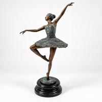 Bronze-Ballerina nach Edgar Degas mit grün patiniertem Tutu und angewinkeltem Bein auf schwarzem Marmorsockel.