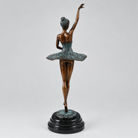 Rückansicht der Bronze-Ballerina mit hochgestecktem Haar und erhobenem Arm auf Marmorsockel.