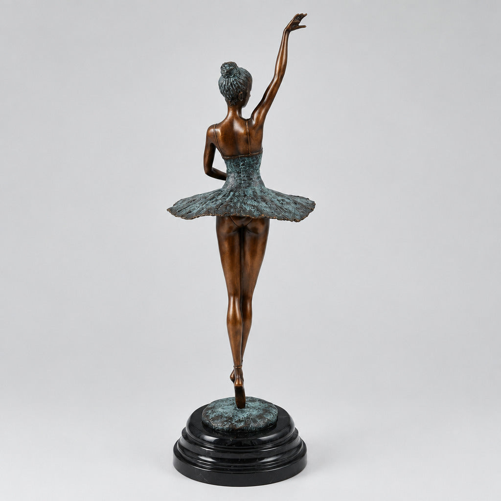 Rückansicht der Bronze-Ballerina mit hochgestecktem Haar und erhobenem Arm auf Marmorsockel.