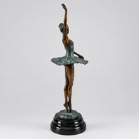 Seitliche Ansicht der Bronze-Ballerina mit erhobenem Arm und grün patiniertem Ballettkleid.