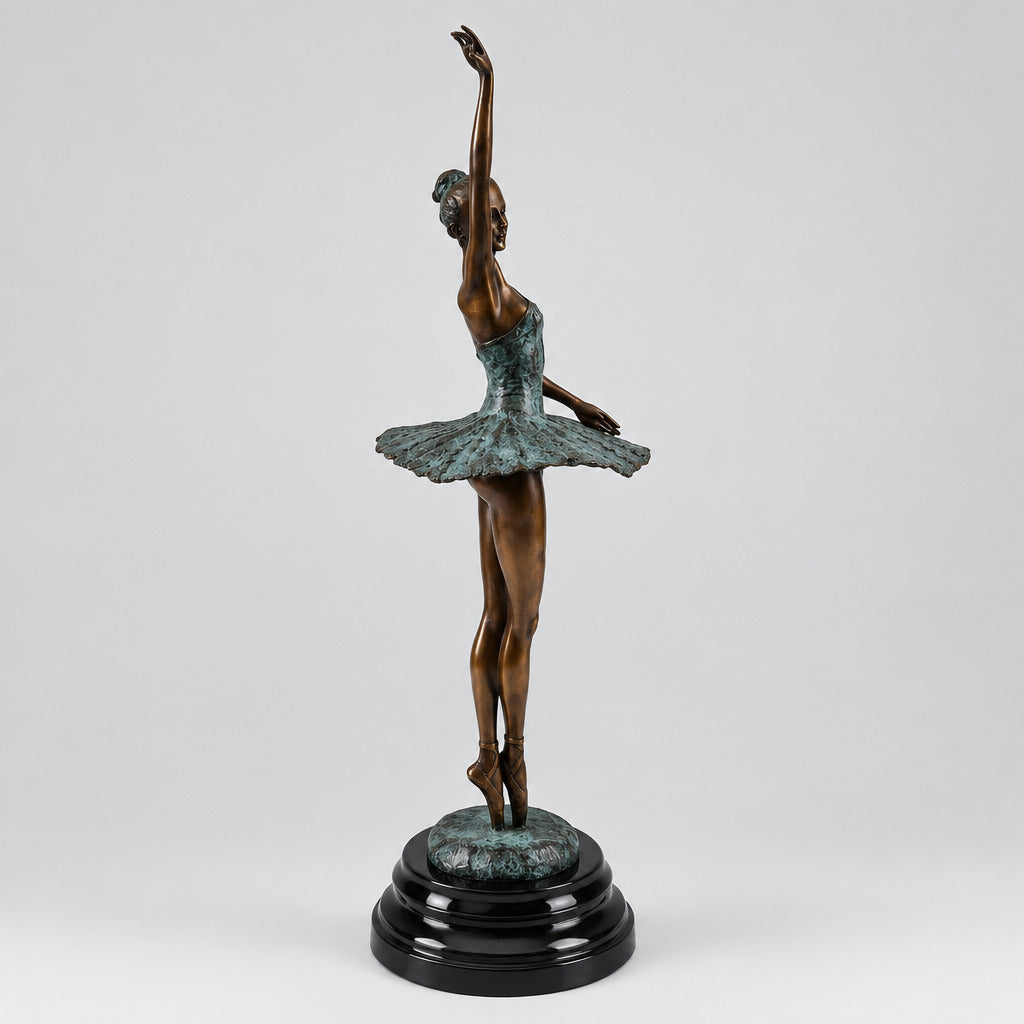 Seitliche Ansicht der Bronze-Ballerina mit erhobenem Arm und grün patiniertem Ballettkleid.
