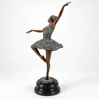 Seitliche Ansicht der Bronze-Ballerina mit erhobenem Arm, angewinkeltem Bein und strukturiertem Tutu.