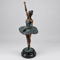 Schräge Seitenansicht der Bronze-Ballerina mit erhobenem Arm, Tutu und rundem Marmorsockel.