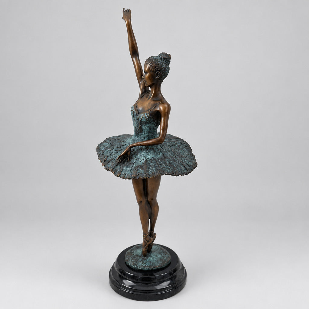 Schräge Seitenansicht der Bronze-Ballerina mit erhobenem Arm, Tutu und rundem Marmorsockel.