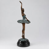 Bronze-Ballerina nach Edgar Degas in einer hellen, stilvollen Innenraum-Inszenierung auf schwarzem Marmorsockel.