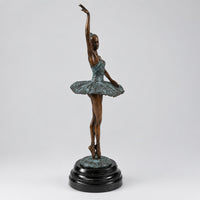 Bronze-Ballerina nach Edgar Degas in einer hellen, stilvollen Innenraum-Inszenierung auf schwarzem Marmorsockel.
