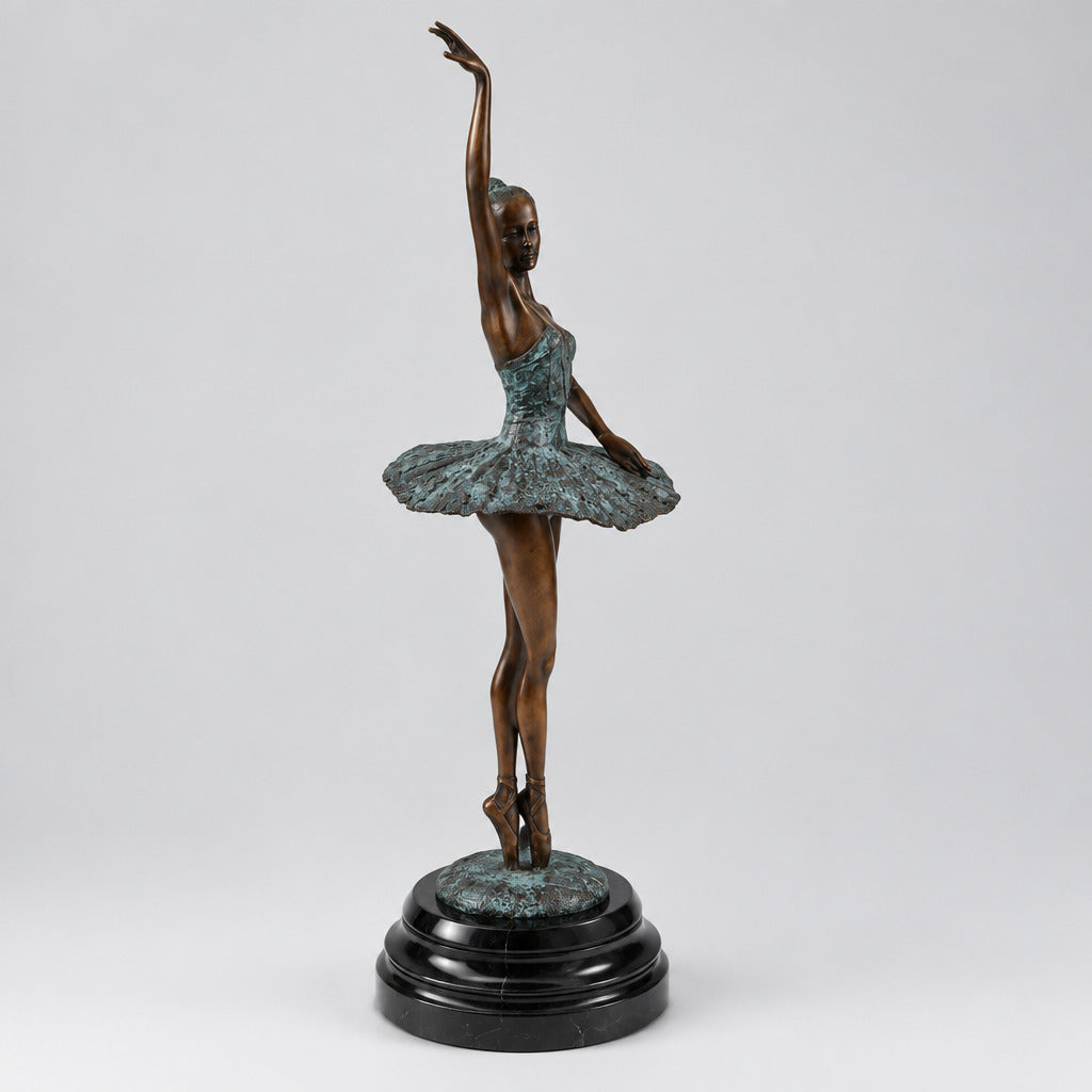 Bronze-Ballerina nach Edgar Degas in einer hellen, stilvollen Innenraum-Inszenierung auf schwarzem Marmorsockel.