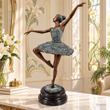 Bronze-Ballerina nach Edgar Degas in einem hellen Salon mit floraler Jugendstil-Dekoration-Stimmungsbild