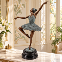 Bronze-Ballerina nach Edgar Degas in einem hellen Salon mit floraler Jugendstil-Dekoration-Stimmungsbild