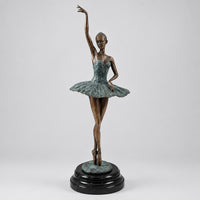 Vorderansicht der Bronze-Ballerina mit erhobenem Arm, ausgestrecktem Tutu und rundem schwarzem Marmorsockel.