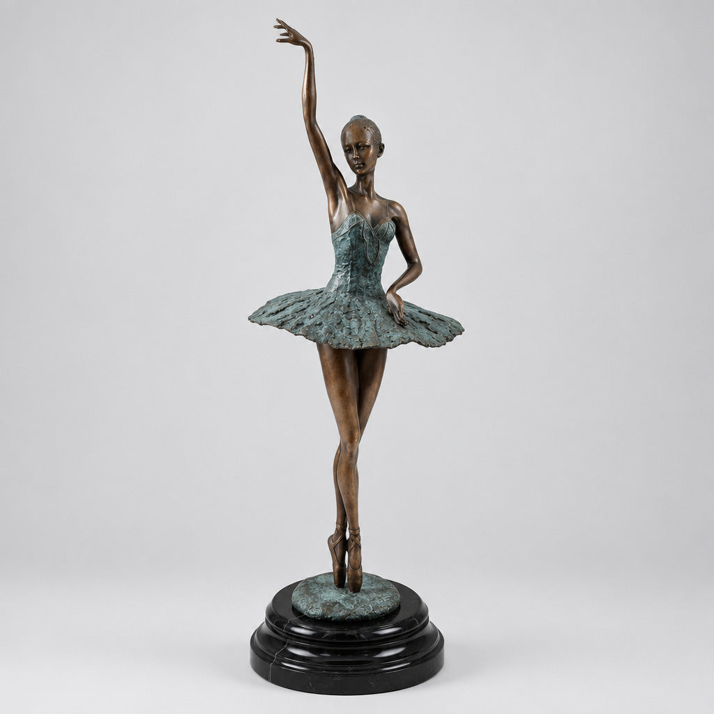 Vorderansicht der Bronze-Ballerina mit erhobenem Arm, ausgestrecktem Tutu und rundem schwarzem Marmorsockel.