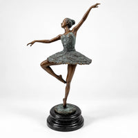 Vorderansicht der Bronze-Tänzerin nach Edgar Degas mit seitlich ausgestrecktem Arm und angewinkeltem Bein.