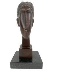 Abstrakte Bronzeskulptur Frauenkopf – frontale Ansicht auf Marmorsockel
