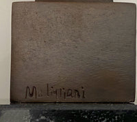 Signatur auf der Bronzeplinthe der abstrakten Frauenkopf-Skulptur – Detailaufnahme