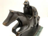 Bronze Pferd mit Jockey – schräge Nahansicht von Pferd und Reiter