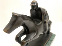 Bronze Pferd mit Jockey – schräge Nahansicht von Pferd und Reiter