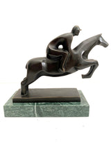 Bronze Pferd mit Jockey – seitliches Gesamtprofil der Reiterskulptur auf Marmorsockel