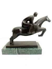 Bronze Pferd mit Jockey – seitliches Gesamtprofil der Reiterskulptur auf Marmorsockel