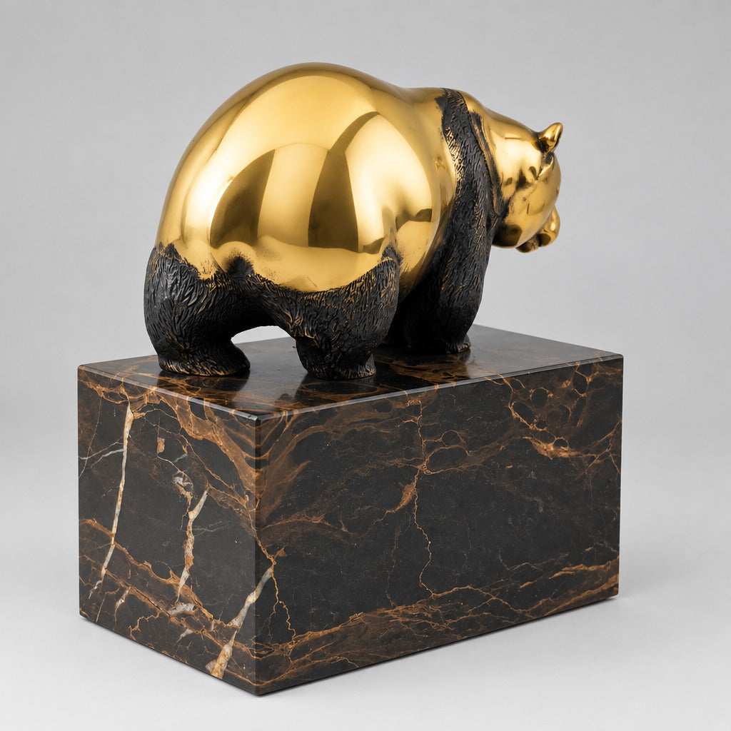 Bronzebär auf Marmorsockel aus rückwärtiger Schrägansicht.