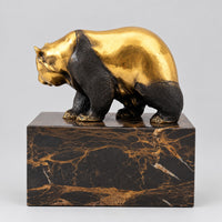 Goldbraun patinierter Bronzebär auf Marmorsockel in linker Seitenansicht.