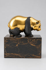 Bronzebär auf Marmorsockel in rechter Seitenansicht mit sichtbaren Hinterläufen.