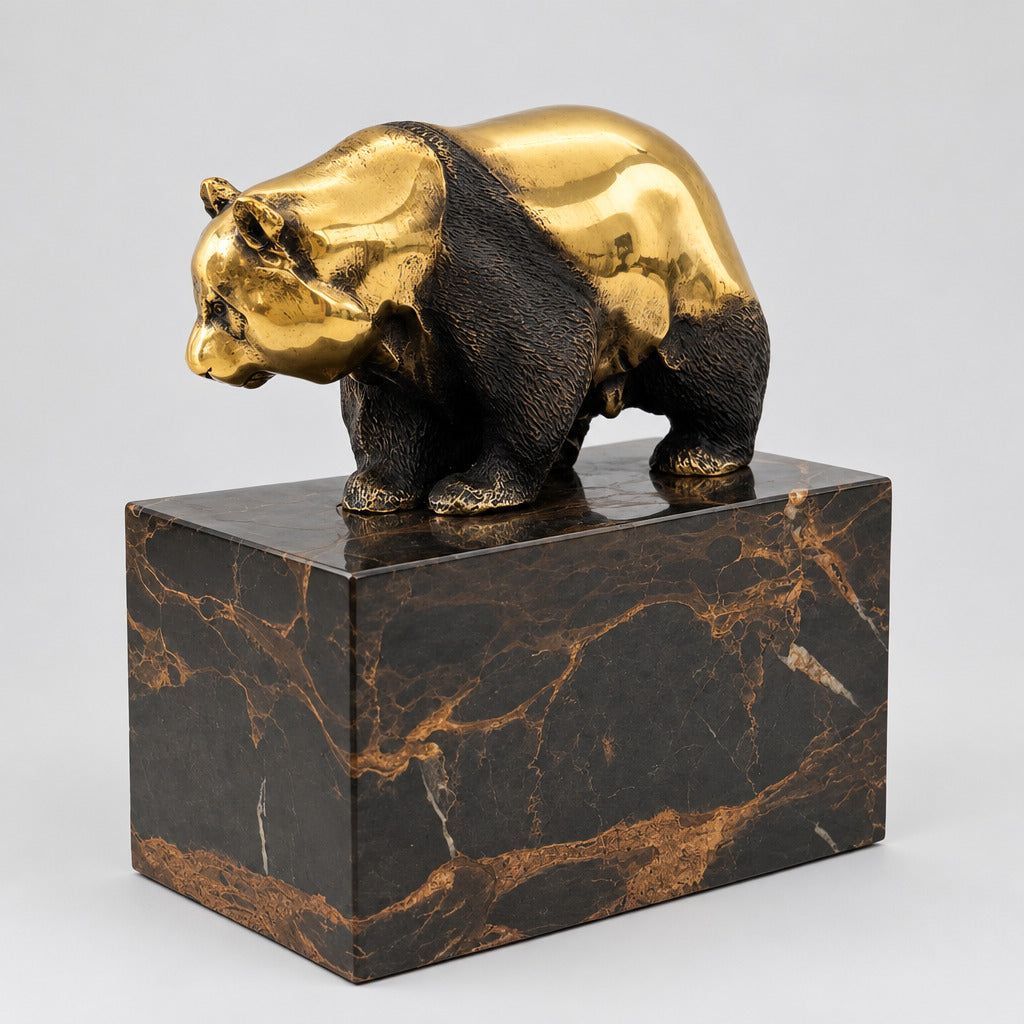Bronzebär auf Marmorsockel in naher Vorderansicht mit sichtbarem Kopf und Körper.