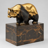 Bronzebär auf Marmorsockel aus einer leicht schrägen Vorderansicht.