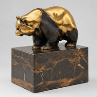 Bronzebär auf Marmorsockel aus einer leicht schrägen Vorderansicht.