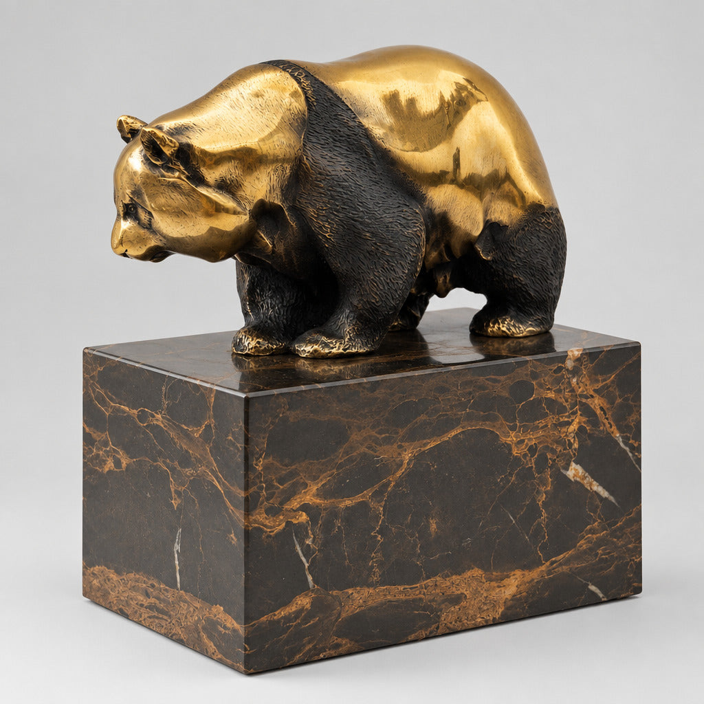 Bronzebär auf Marmorsockel aus einer leicht schrägen Vorderansicht.