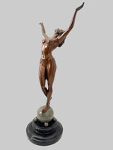 Bronzefigur einer Frau von Raymondo mit erhobenen Armen auf türkisfarbener Kugel und schwarzem Marmorsockel.