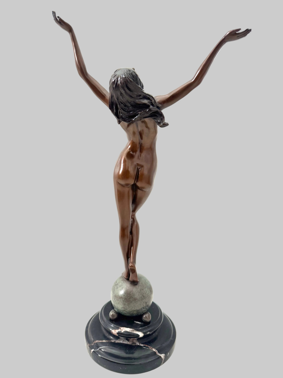 Rückansicht der weiblichen Akt-Skulptur von Raymondo mit ausgebreiteten Armen, modellierten Haaren und Marmorsockel.