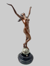 Schräge Gesamtansicht der Bronzefigur Frau mit erhobenen Armen und geschwungener Körperhaltung auf einer Kugel.