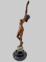 Seitenansicht der weiblichen Bronzefigur von Raymondo mit zurückgeneigtem Kopf und nach oben ausgestrecktem Arm.