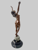 Seitliche Ansicht der Akt-Skulptur von Raymondo mit klassischer Bronzepatina auf Kugel und schwarzem Marmorsockel.