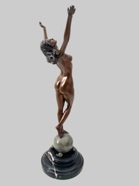 Seitliche Ansicht der Akt-Skulptur von Raymondo mit klassischer Bronzepatina auf Kugel und schwarzem Marmorsockel.