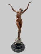 Bronzefigur Frau auf Kugel von Raymondo mit schlanker Silhouette, erhobenen Armen und klassischer Bronzepatina.