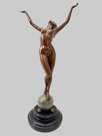 Bronzefigur Frau auf Kugel von Raymondo mit schlanker Silhouette, erhobenen Armen und klassischer Bronzepatina.