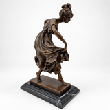Tänzerin aus Bronze in schräger Seitenansicht mit vollständiger Figur und schwarzem Marmorsockel.